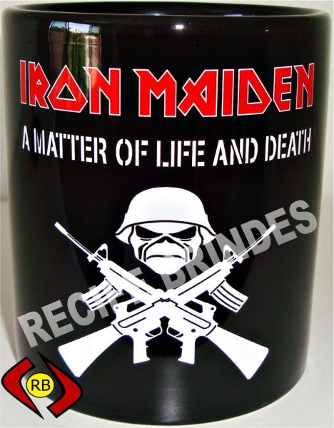 Caneca toda Preta Personalizada com arte do Iron Maiden